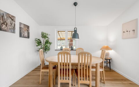 Agla - 2.5Km from the Sea: Meubilair, Flooring, Interieur Ontwerp, Hout, Verdieping, Plafond, Houten Vloer, Stoel, Tafel, Eetkamer