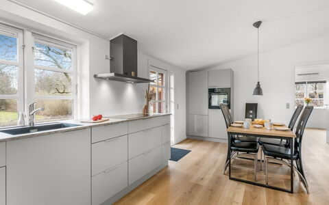 Agla - 2.5Km from the Sea: Flooring, Hout, Verdieping, Keuken, Countertop, Interieur Ontwerp, Cabinetry, Houten Vloer, Plafond, Huis