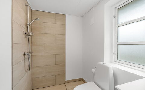 Agla - 2.5Km from the Sea: Wc Bril, Badkamer, Flooring, Toilet, Verdieping, Loodgieterswerkinrichting, Muur, Interieur Ontwerp, Loodgieter, Kamer
