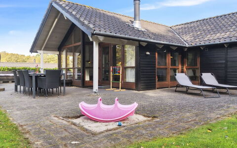 Kaarina - 250M from the Sea: Meubilair, Interieur Ontwerp, Flooring, Verdieping, Plafond, Kamer, Stoel, Tafel, Appartement, Keuken En Eettafel