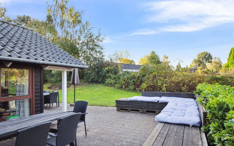 Kaarina - 250M from the Sea: Meubilair, Interieur Ontwerp, Flooring, Verdieping, Plafond, Kamer, Stoel, Tafel, Appartement, Keuken En Eettafel