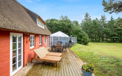 Krischan - 1.6Km from the Sea: Flooring, Muur, Verdieping, Interieur Ontwerp, Hout, Plafond, Houten Vloer, Verlichting, Meubilair, Laminaatvloer