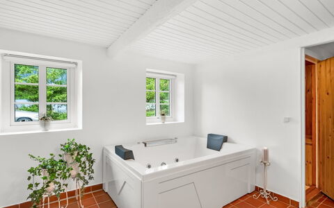 Krischan - 1.6Km from the Sea: Flooring, Muur, Verdieping, Interieur Ontwerp, Hout, Plafond, Houten Vloer, Verlichting, Meubilair, Laminaatvloer