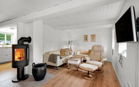 Krischan - 1.6Km from the Sea: Flooring, Muur, Verdieping, Interieur Ontwerp, Hout, Plafond, Houten Vloer, Verlichting, Meubilair, Laminaatvloer