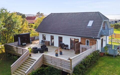 Elmeri - 200M from the Sea: Hout, Huis, Veranda, Dek, Hardwood, Dak, Beits, Houten Vloer, Eco Hotel
