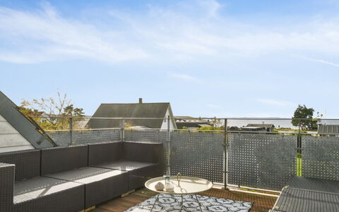 Elmeri - 200M from the Sea: Hout, Huis, Veranda, Dek, Hardwood, Dak, Beits, Houten Vloer, Eco Hotel