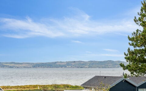 Elmeri - 200M from the Sea: Hout, Huis, Veranda, Dek, Hardwood, Dak, Beits, Houten Vloer, Eco Hotel