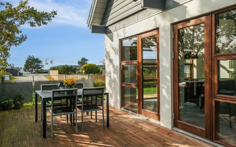 Elmeri - 200M from the Sea: Hout, Huis, Veranda, Dek, Hardwood, Dak, Beits, Houten Vloer, Eco Hotel