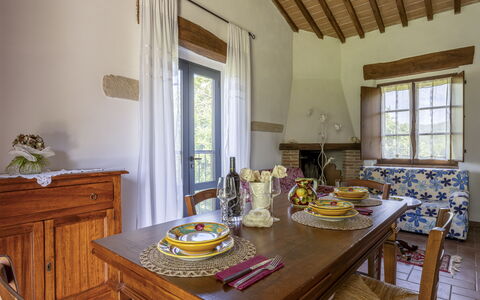 Marcigliana Cottage, Pool, Radicondoli: Tafel, Meubilair, Eigendom, Venster, Cabinetry, Hout, Tableware, Interieur Ontwerp, Stoel, Verdieping