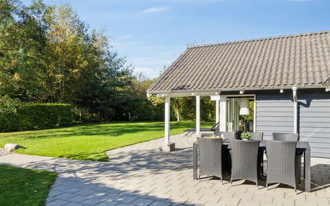 Solborg - 800M from the Sea: Huis, Huis, Deur, Dak, Verblijf, Landgoed, Tuin, Schaduw, Siding, Werf