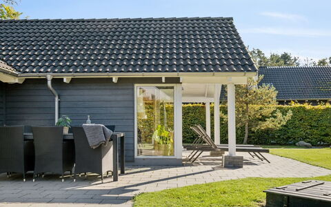 Solborg - 800M from the Sea: Huis, Huis, Deur, Dak, Verblijf, Landgoed, Tuin, Schaduw, Siding, Werf