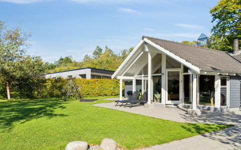 Solborg - 800M from the Sea: Huis, Huis, Deur, Dak, Verblijf, Landgoed, Tuin, Schaduw, Siding, Werf