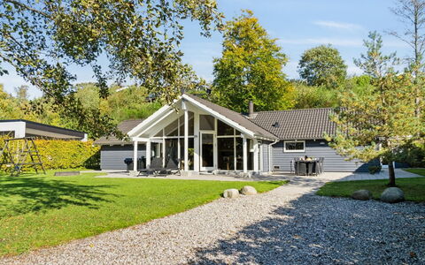 Solborg - 800M from the Sea: Huis, Huis, Deur, Dak, Verblijf, Landgoed, Tuin, Schaduw, Siding, Werf