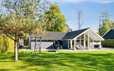 Solborg - 800M from the Sea: Huis, Huis, Deur, Dak, Verblijf, Landgoed, Tuin, Schaduw, Siding, Werf