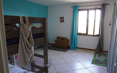 Lou Lann Vras: Verdieping, Flooring, Hout, Interieur Ontwerp, Meubilair, Kamer, Bed, Appartement, Slaapkamer, Stapelbed