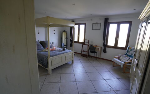 Lou Lann Vras: Meubilair, Bed, Slaapkamer, Interieur Ontwerp, Verdieping, Flooring, Hout, Laken, Plafond, Kamer