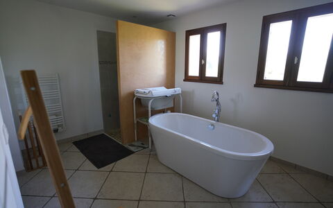 Lou Lann Vras: Flooring, Verdieping, Loodgieterswerkinrichting, Hout, Interieur Ontwerp, Badkamer, Loodgieter, Kraan, Kamer, Huis