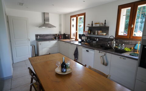 Lou Lann Vras: Keuken, Countertop, Meubilair, Toestel Van De Keuken, Cabinetry, Flooring, Hout, Interieur Ontwerp, Major Appliance, Gootsteen