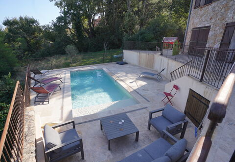 Lou Lann Vras: Zwembad, Buitenmeubels, Meubilair, Samengesteld Materiaal, Toevlucht, Ligstoel, Stoel, Paraplu, Flagstone, Schaduw