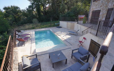 Lou Lann Vras: Zwembad, Buitenmeubels, Meubilair, Samengesteld Materiaal, Toevlucht, Ligstoel, Stoel, Paraplu, Flagstone, Schaduw