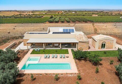 Cavial: Fabriek, Lucht, Eigendom, Gebouw, Venster, Zwembad, Land Lot, Huis, Boom, Rechthoek