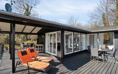 Caren - 75M from the Sea: Meubilair, Interieur Ontwerp, Flooring, Verdieping, Plafond, Kamer, Stoel, Tafel, Appartement, Keuken En Eettafel