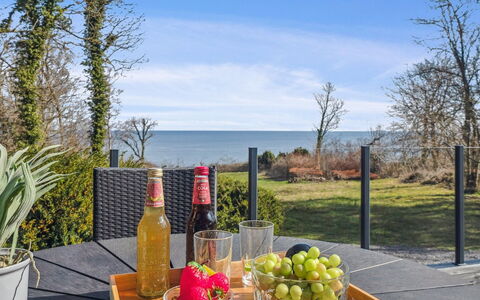 Caren - 75M from the Sea: Meubilair, Interieur Ontwerp, Flooring, Verdieping, Plafond, Kamer, Stoel, Tafel, Appartement, Keuken En Eettafel