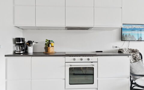 Jesper - 350M from the Sea: Toestel Van De Keuken, Keuken, Countertop, Cabinetry, Flooring, Major Appliance, Meubilair, Huishoudapparatuur, Interieur Ontwerp, Verdieping