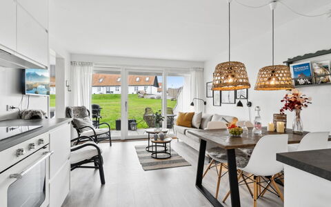 Jesper - 350M from the Sea: Meubilair, Interieur Ontwerp, Hout, Flooring, Huis, Verdieping, Plafond, Stoel, Tafel, Woonkamer