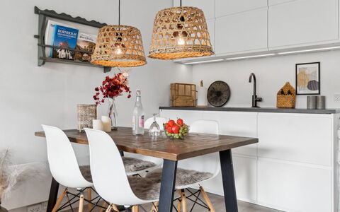 Jesper - 350M from the Sea: Meubilair, Interieur Ontwerp, Flooring, Hout, Lichte Inrichting, Keuken En Eettafel, Stoel, Tafel, Plafond, Eetkamer