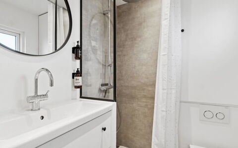 Jesper - 350M from the Sea: Muur, Badkamer, Loodgieterswerkinrichting, Flooring, Interieur Ontwerp, Verdieping, Spiegel, Loodgieter, Kraan, Kamer
