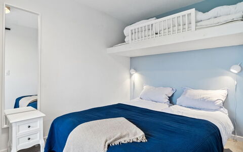Jesper - 350M from the Sea: Bed, Meubilair, Bedding, Slaapkamer, Interieur Ontwerp, Laken, Verdieping, Muur, Flooring, Linens