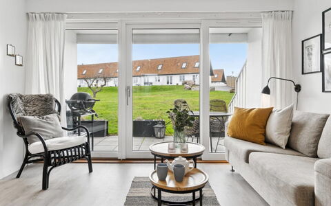 Jesper - 350M from the Sea: Meubilair, Interieur Ontwerp, Flooring, Bankstel, Hout, Verdieping, Huis, Woonkamer, Kamer, Appartement