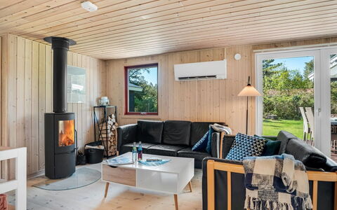 Rajna - 500M to the Fjord: Dak, Huis, Huis, Verblijf, Deur, Siding, Dek, Veranda, Plank, Hardwood