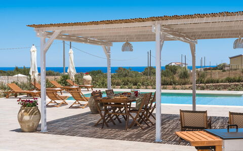 Villa Paolina: Water, Tafel, Fabriek, Lucht, Meubilair, Eigendom, Gebouw, Azure, Schaduw, Stoel