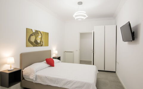 Welcome Rome: Meubilair, Eigendom, Comfort, Verlichting, Hout, Interieur Ontwerp, Verdieping, Flooring, Muur, Bed Frame