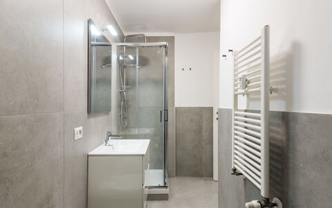 Welcome Rome: Loodgieterswerkinrichting, Spiegel, Wastafel, Badkamer, Kraan, Gebouw, Verdieping, Deur Van De Douche, Douchestang