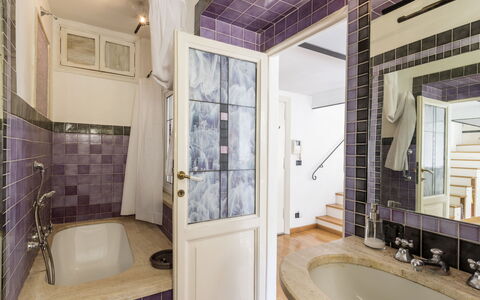 Marsicum: Bad, Loodgieterswerkinrichting, Eigendom, Kraan, Badkamer, Purper, Douche, Interieur Ontwerp, Verdieping