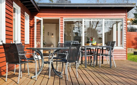 Salka - 200M to the Fjord: Meubilair, Interieur Ontwerp, Flooring, Verdieping, Plafond, Kamer, Stoel, Tafel, Appartement, Keuken En Eettafel