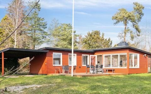 Salka - 200M to the Fjord: Meubilair, Interieur Ontwerp, Flooring, Verdieping, Plafond, Kamer, Stoel, Tafel, Appartement, Keuken En Eettafel