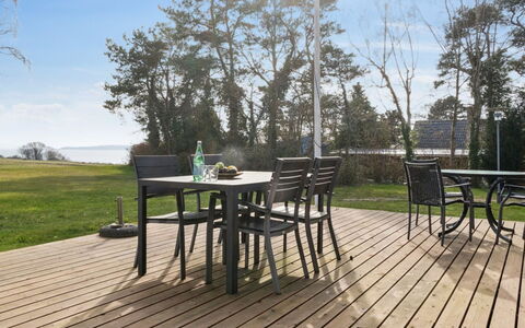 Salka - 200M to the Fjord: Meubilair, Interieur Ontwerp, Flooring, Verdieping, Plafond, Kamer, Stoel, Tafel, Appartement, Keuken En Eettafel