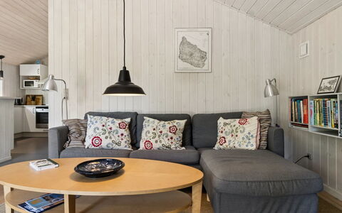 Aimo - 300M from the Sea: Meubilair, Interieur Ontwerp, Flooring, Hout, Plafond, Verdieping, Bankstel, Woonkamer, Kamer, Lichte Inrichting