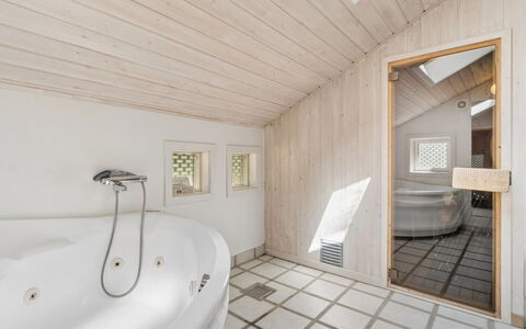 Aimo - 300M from the Sea: Loodgieterswerkinrichting, Flooring, Interieur Ontwerp, Verdieping, Hout, Badkamer, Plafond, Bad, Loodgieter, Huis