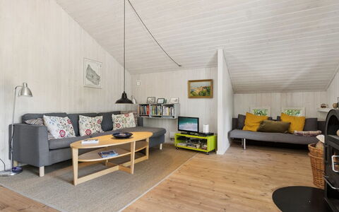 Aimo - 300M from the Sea: Flooring, Interieur Ontwerp, Hout, Verdieping, Meubilair, Plafond, Kamer, Bankstel, Woonkamer, Houten Vloer