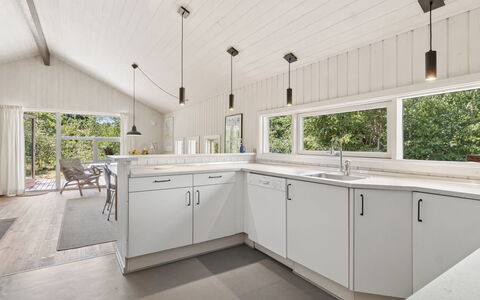 Aimo - 300M from the Sea: Keuken, Countertop, Flooring, Interieur Ontwerp, Hout, Plafond, Verdieping, Wastafel, Cabinetry, Lichte Inrichting