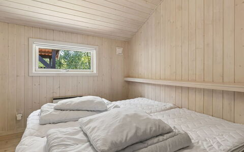 Aimo - 300M from the Sea: Slaapkamer, Hout, Flooring, Verdieping, Bed, Plafond, Laken, Interieur Ontwerp, Bedding, Kamer