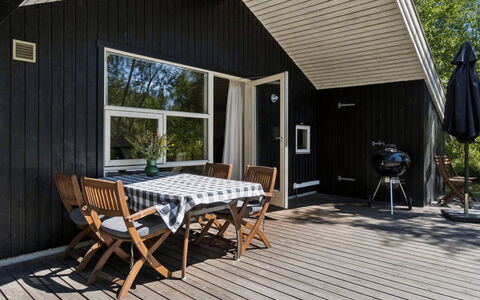 Aimo - 300M from the Sea: Hout, Houten Vloer, Hardwood, Plank, Veranda, Beits, Verblijf, Dek, Deur, Siding