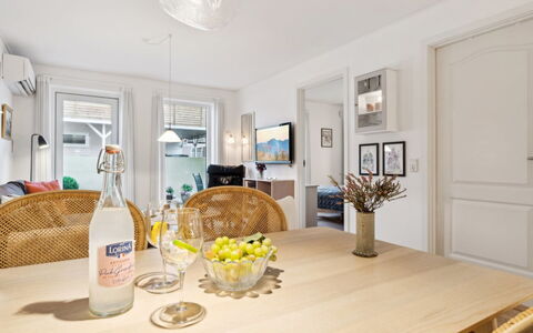 Franca - 75M from the Sea: Hout, Meubilair, Appartement, Kamer, Plafond, Beits, Stoel, Hardwood, Vernis, Timmerhout