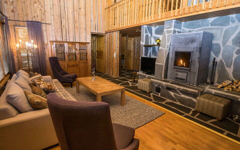 Villa Kajo: Hout, Huis, Plafond, Woonkamer, Bankstel, Verblijf, Hardwood, Beits, Blokhut