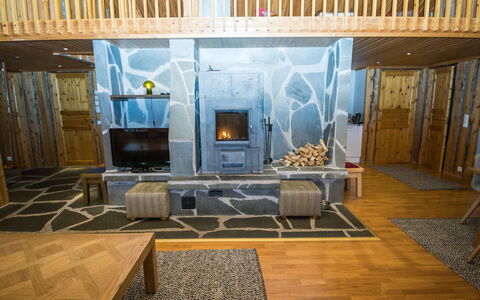 Villa Kajo: Hout, Flooring, Verdieping, Woonkamer, Plafond, Kamer, Hardwood, Beits, Houten Vloer, Straal